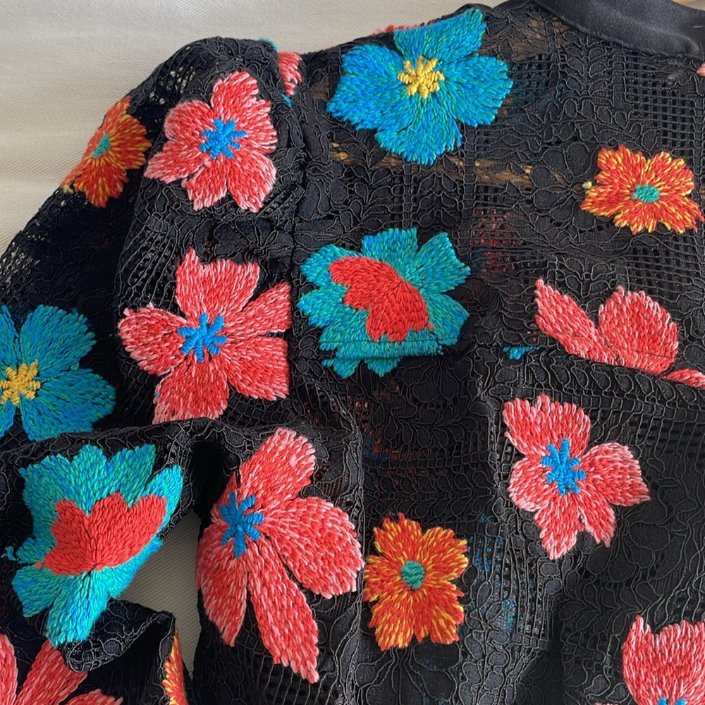 This shirt is very different from the common shirts . - Picture 9 of 10